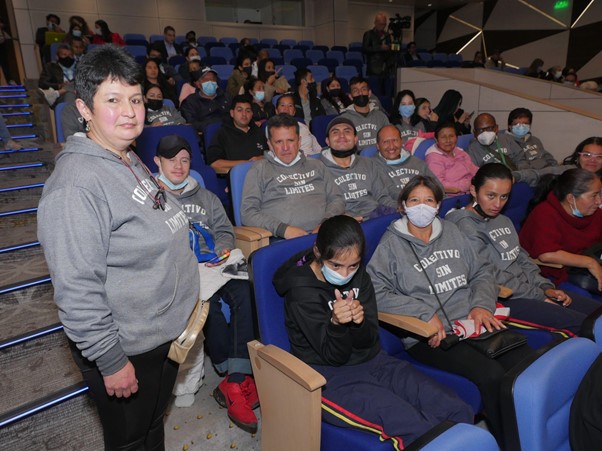 En la imagen:María Angélica Chiquiso de pie junto a varios miembros del Colectivo Sin Límites.